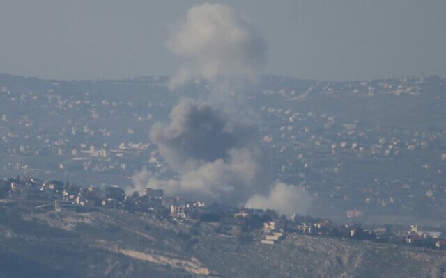 De la fumée s'élevant du site d'une frappe aérienne israélienne, dans la région de Deir Seryan, au sud du Liban, le 2 mars 2026. (Crédit : Rabih Daher/AFP) De la fumée s'élevant du site d'une frappe aérienne israélienne, dans la région de Deir Seryan, au sud du Liban, le 2 mars 2026. (Crédit : Rabih Daher/AFP)