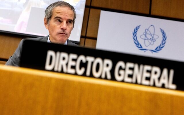 Le directeur général de l'Agence internationale de l'énergie atomique (AIEA), Rafael Grossi, assistant à la réunion spéciale sur l'Iran, au siège de l'agence, à Vienne, en Autriche, le 2 mars 2026. (Crédit : Joe Klamar/AFP)