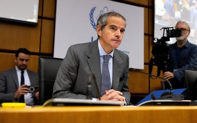 Rafael Grossi, le directeur général de l’Agence internationale de l’énergie atomique (AIEA), assistant à la réunion spéciale sur l’Iran, initiée par la Russie, avant la réunion du Conseil des gouverneurs de l’AIEA, au siège de l’agence, à Vienne, en Autriche, le 2 mars 2026. (Crédit : Joe Klamar/AFP)