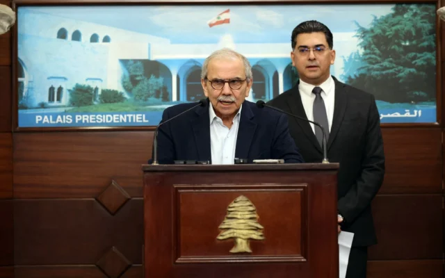 Le Premier ministre libanais Nawaf Salam s’exprimant à l’issue du conseil des ministres au palais présidentiel de Baabda, à l’est de Beyrouth, le 2 mars 2026 (Crédit : Bureau de presse du gouvernement libanais/AFP)