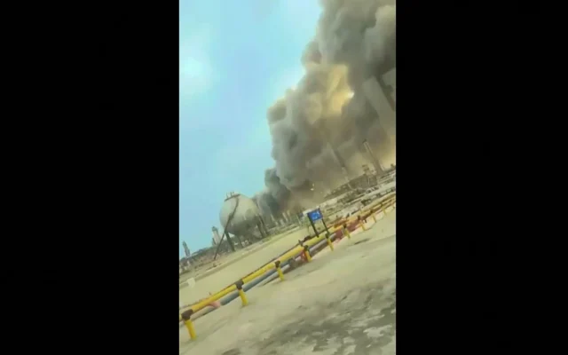 De la fumée s'échappant d'une raffinerie de pétrole saoudienne à l'usine de production pétrolière de Ras Tanura, près de Dammam, dans la province orientale de l'Arabie saoudite, après une attaque (Crédit : UGC / AFP).