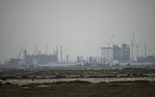Les installations opérationnelles de QatarEnergy dans la ville industrielle de Ras Laffan, le 2 mars 2026. Le Qatar a suspendu sa production de gaz fossile liquéfié le 2 mars, provoquant une flambée des prix, après que des frappes iraniennes ont touché des installations énergétiques du Golfe dans le cadre d'une nouvelle escalade de la guerre au Moyen-Orient. (Crédit : AFP) Les installations opérationnelles de QatarEnergy dans la ville industrielle de Ras Laffan, le 2 mars 2026. Le Qatar a suspendu sa production de gaz fossile liquéfié le 2 mars, provoquant une flambée des prix, après que des frappes iraniennes ont touché des installations énergétiques du Golfe dans le cadre d'une nouvelle escalade de la guerre au Moyen-Orient. (Crédit : AFP)