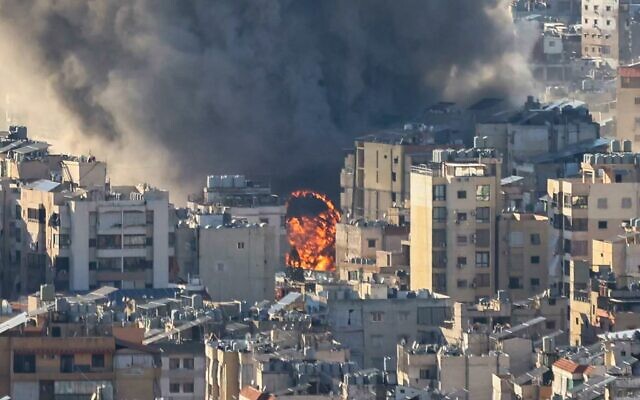 De la fumée s'élevant après le bombardement israélien sur la banlieue sud de Beyrouth, le 2 mars 2026. (Crédit : Ibrahim Amro/AFP) De la fumée s'élevant après le bombardement israélien sur la banlieue sud de Beyrouth, le 2 mars 2026. (Crédit : Ibrahim Amro/AFP)