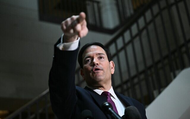Le secrétaire d'État américain Marco Rubio arrivant pour informer les dirigeants de la Chambre des représentants et du Sénat de l'action militaire américaine en Iran, au Capitole, à Washington, le 2 mars 2026. (Crédit : Brendan Smialowski/AFP)