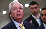 Le sénateur américain Lindsey Graham, républicain de Caroline du Sud, s'adressant aux médias alors que le cabinet Trump informe les membres du Congrès sur l'Iran, au Capitole américain, à Washington, le 3 mars 2026. (Crédit : Anna Moneymaker/Getty Images/AFP)