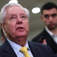 Le sénateur américain Lindsey Graham, républicain de Caroline du Sud, s'adressant aux médias alors que le cabinet Trump informe les membres du Congrès sur l'Iran, au Capitole américain, à Washington, le 3 mars 2026. (Crédit : Anna Moneymaker/Getty Images/AFP)