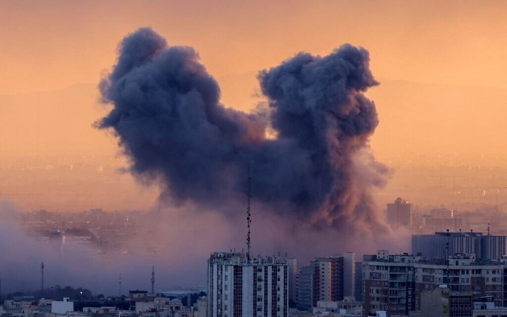 Une colonne de fumée s'élève après une frappe sur la capitale iranienne Téhéran, le 3 mars 2026. (Crédit : Photo par ATTA KENARE / AFP)