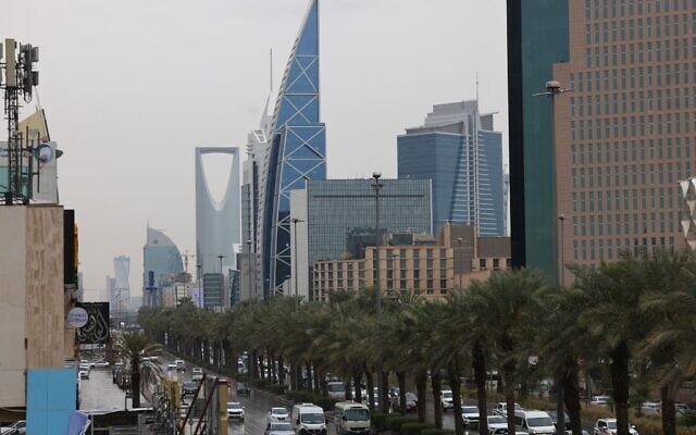 Des véhicules circulant sur la route du roi Fahad, une artère majeure reliant les quartiers sud et nord de la ville, dans la capitale saoudienne Ryad, le 3 mars 2026. (Crédit : Fayez Nureldine/AFP)