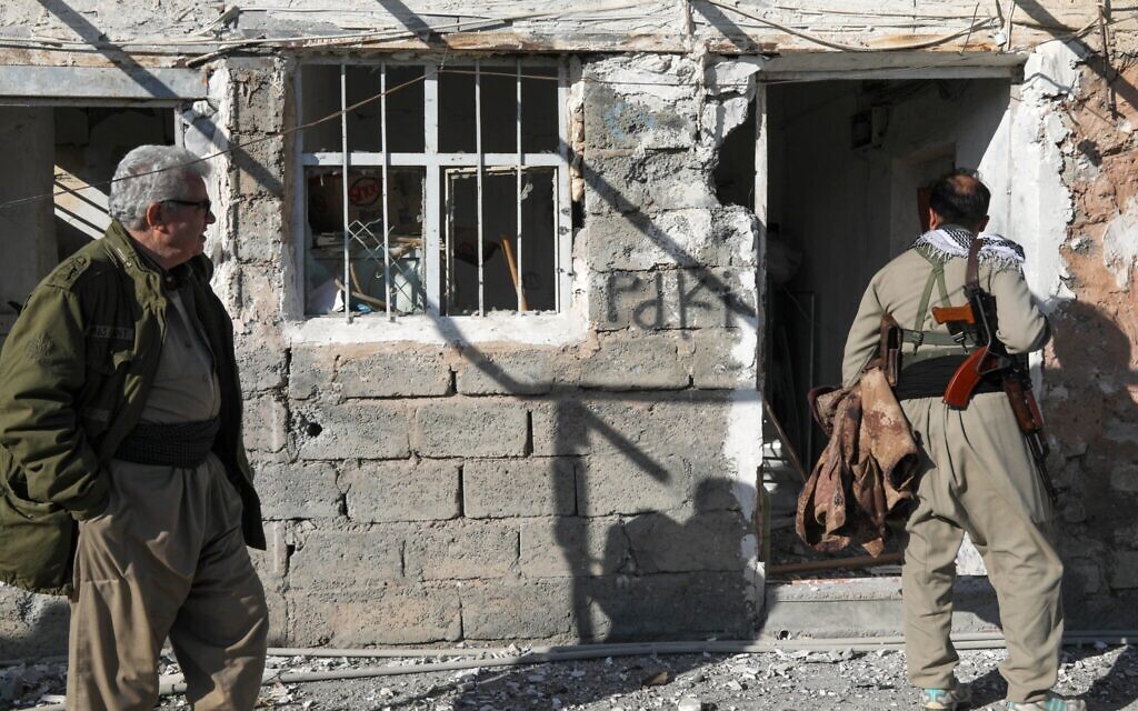 Un membre kurde iranien des Peshmergas, membre du Parti démocratique du Kurdistan iranien (KDPI), inspectant les dégâts causés au camp Azadi du Parti démocratique du Kurdistan iranien (KDPI) à la suite d'une attaque transfrontalière iranienne dans la ville de Koysinjaq, à l'est du district d'Erbil, dans la région autonome kurde du nord de l'Irak, le 3 mars 2026. (Crédit : Safin Hamid/AFP) Un membre kurde iranien des Peshmergas, membre du Parti démocratique du Kurdistan iranien (KDPI), inspectant les dégâts causés au camp Azadi du Parti démocratique du Kurdistan iranien (KDPI) à la suite d'une attaque transfrontalière iranienne dans la ville de Koysinjaq, à l'est du district d'Erbil, dans la région autonome kurde du nord de l'Irak, le 3 mars 2026. (Crédit : Safin Hamid/AFP)