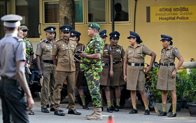 Des commandos de la Force spéciale du Sri Lanka et des policiers montant la garde tandis que des marins blessés à bord de la frégate iranienne IRIS Dena reçoivent des soins, à l'hôpital Karapitiya de Galle, le 4 mars 2026. Le Sri Lanka a secouru 32 marins « gravement blessés » à bord du navire de guerre iranien qui a coulé le 4 mars à la suite de ce que les membres d'équipage ont décrit comme une explosion, juste à l'extérieur des eaux territoriales de l'île, a déclaré le ministre des Affaires étrangères Vijitha Herath. (Crédit : Ishara S. Kodikara/AFP)