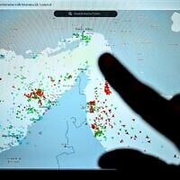 Illustration : Une personne montrant une page du site Marinetraffic indiquant le trafic des navires commerciaux à l'entrée du détroit d'Ormuz, près des côtes iraniennes, à Paris, le 4 mars 2026. (Crédit : Julien de Rosa/AFP)