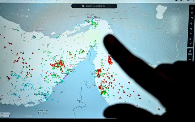 Une personne montre une page du site web Marinetraffic indiquant le trafic de navires commerciaux à l’entrée du détroit d’Ormuz, près des côtes iraniennes à Paris, le 4 mars 2026. (Crédit: :JULIEN DE ROSA / AFP) Une personne montre une page du site web Marinetraffic indiquant le trafic de navires commerciaux à l’entrée du détroit d’Ormuz, près des côtes iraniennes à Paris, le 4 mars 2026. (Crédit: :JULIEN DE ROSA / AFP)