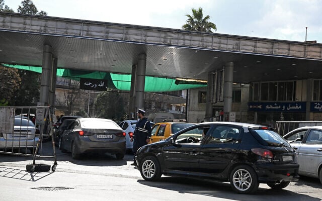 Des personnes avec leurs véhicules se pressant dans une station-service pour faire le plein à Damas, le 4 mars 2026, par mesure de précaution dans le contexte de la guerre au Moyen-Orient. L'armée syrienne a renforcé sa présence le long des frontières avec le Liban et l'Irak le 4 mars, deux pays qui ont été entraînés dans la guerre régionale avec l'Iran. (Crédit : Louai Beshara/AFP)