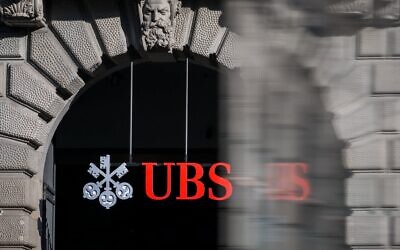 Une enseigne de la grande banque suisse UBS, dans une succursale de Zurich, le 4 mars 2026. (Crédit : Fabrice Coffrini/AFP)