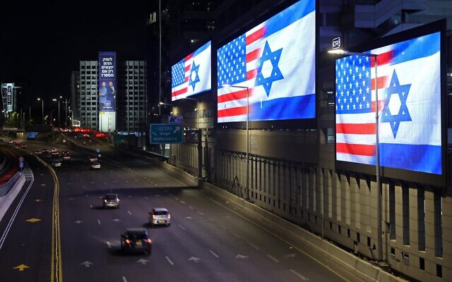 Des écrans géants installés le long d'une autoroute affichent les drapeaux des États-Unis et d'Israël, à Tel Aviv, le 4 mars 2026. (Crédit : Jack GUEZ / AFP)