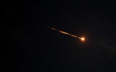 Photo d'illustration : Des traînées sont visibles dans le ciel au-dessus de la ville côtière de Netanya, sous les tirs incessants de missiles iraniens, le 5 mars 2026. (Crédit : JACK GUEZ / AFP)