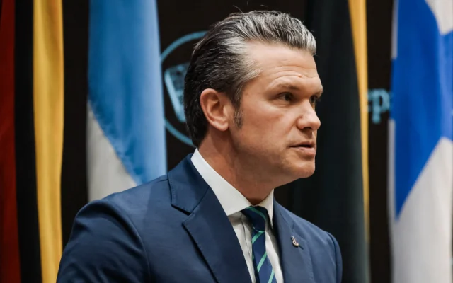 Le secrétaire américain à la Défense, Pete Hegseth, s'exprime lors de la conférence inaugurale « Americas Counter Cartel Conference » au quartier général du commandement du Sud des États-Unis à Doral, en Floride, le 5 mars 2026. (Crédit : Eva Marie Uzcategui/AFP)