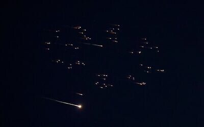 Des traînées de roquettes dans le ciel au-dessus de Netanya le 5 mars 2026, lors d'une attaque menée à l'aide d'armes à sous-munitions lancée par l'Iran. (Crédit : Jack Guez/AFP)
