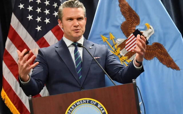 Le secrétaire américain à la Défense, Pete Hegseth, s’exprime lors d’une conférence de presse au quartier général du Commandement central américain (CENTCOM) à la base aérienne de MacDill, à Tampa, en Floride, le 5 mars 2026. (Crédit : Octavio JONES / AFP)