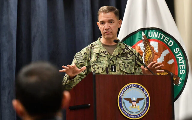 L’amiral Charles Bradford « Brad » Cooper II, commandant du Commandement central des États-Unis (CENTCOM), s’exprimant lors d’une conférence de presse conjointe avec le secrétaire américain à la Défense, Pete Hegseth (hors champ), au quartier général du CENTCOM, à la base aérienne de MacDill, à Tampa, en Floride, le 5 mars 2026. (Crédit : Octavio Jones/AFP)