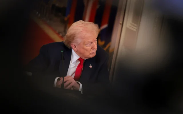 Le président américain Donald Trump lors d'une table ronde sur les sports universitaires dans la salle Est de la Maison Blanche à Washington, DC, le 6 mars 2026. (Crédit : Anna Moneymaker/ Getty Images via AFP)