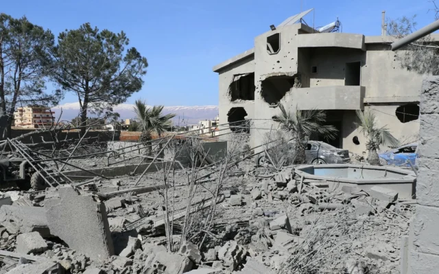 Le site d'une frappe aérienne israélienne qui visait le Hezbollah dans le village de Douris, près de Baalbeck, dans la vallée de la Bekaa au Liban, vu le 6 mars 2026 (Crédit : Nidal SOLH / AFP)