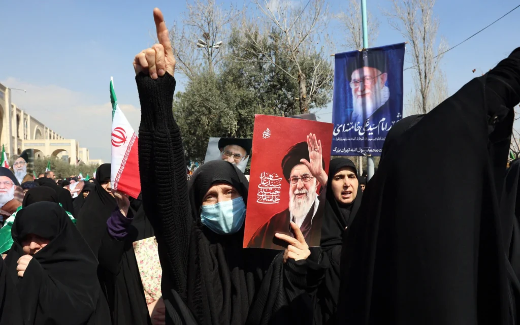 Des personnes portent des portraits du guide suprême iranien assassiné, l'ayatollah Ali Khamenei, lors d'une manifestation contre les États-Unis et Israël, en pleine guerre entre les États-Unis et Israël contre l'Iran, après la prière de vendredi à Téhéran, en Iran, le 6 mars 2026. (AFP)