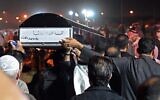 Des personnes portant le cercueil contenant la dépouille de la petite Elna Abdullah Nea, tuée lors d'une frappe iranienne au Koweït, au cimetière de Sulaibikhat, à l'ouest de la ville de Koweït, le 4 mars 2026. (Crédit : Yasser al-Zayyat/AFP)