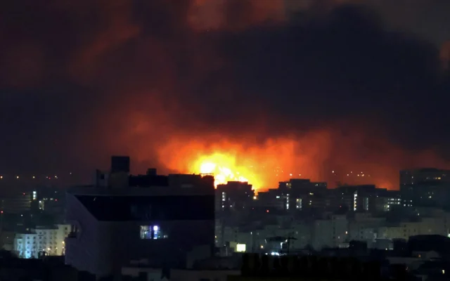 De la fumée et des flammes s'élèvent du site des frappes aériennes à l'aéroport international de Mehrabad à Téhéran, le 7 mars 2026 (Crédit : ATTA KENARE / AFP)