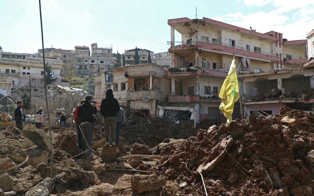 Cette photographie prise lors d'une visite organisée par le Hezbollah pour les médias montre des personnes inspectant les dégâts causés à Nabi Sheet après une opération militaire israélienne dans la vallée de la Bekaa au Liban, le 7 mars 2026. (Crédit : Nidal SOLH / AFP)
