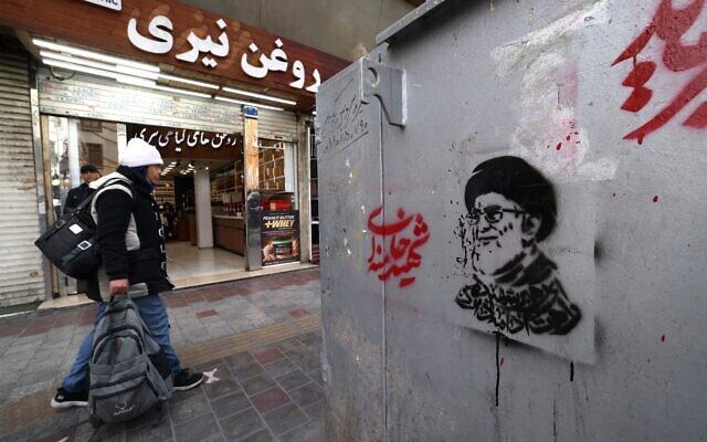 Un Iranien passant devant un magasin et un tag du défunt Ali Khamenei, dans une rue de la place Tajrish, à Téhéran, le 7 mars 2026. (Crédit : Atta Kenare/AFP) Un Iranien passant devant un magasin et un tag du défunt Ali Khamenei, dans une rue de la place Tajrish, à Téhéran, le 7 mars 2026. (Crédit : Atta Kenare/AFP)