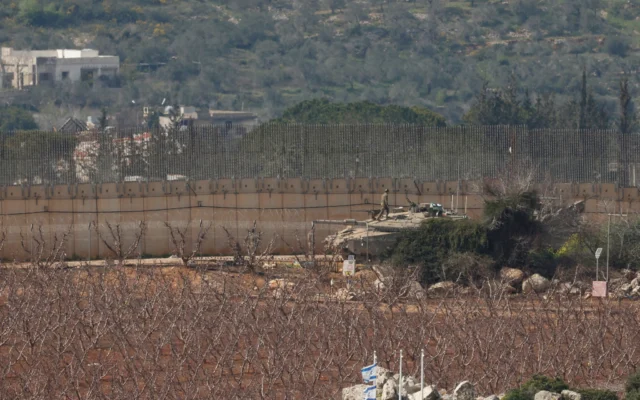 Des chars de l'armée israélienne se rassemblent dans la Haute Galilée, près de la frontière israélo-libanaise, le 7 mars 2026. (Crédit : Jalaa MAREY / AFP)