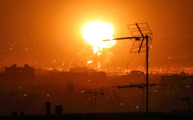 Des flammes s'élevant d'une installation de stockage de pétrole au sud de la capitale Téhéran alors que des frappes ont touché la ville pendant la campagne militaire américano-israélienne, en Iran, le 7 mars 2026 (Crédit : Atta Kenare/AFP)