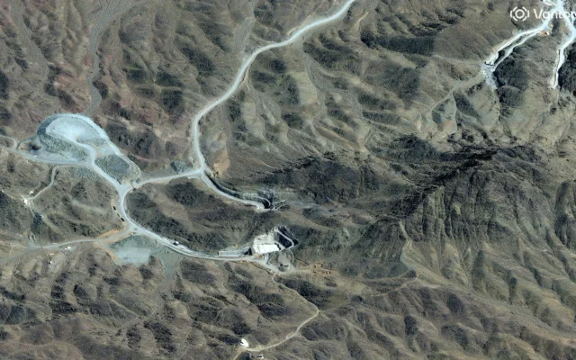 Vue d'ensemble du complexe de tunnels de la montagne Pickaxe, situé à proximité du site nucléaire de Natanz, près de Natanz, dans la province d'Ispahan, au centre de l'Iran, le 7 mars 2026. (Crédit : Image satellite ©2026 Vantor/AFP)