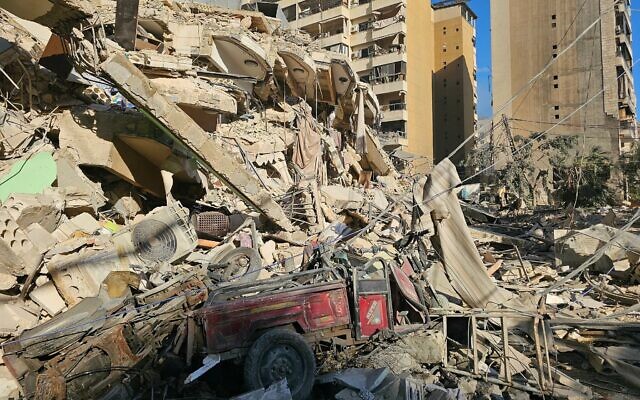 Des décombres de bâtiments détruits, sur le site d'une frappe aérienne israélienne dans le quartier de Rweiss, dans la banlieue sud de Beyrouth, le 8 mars 2026. (Crédit : AFP)