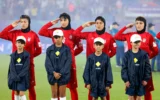 Les joueuses iraniennes saluant pendant l'hymne national avant le match de football de la Coupe d'Asie féminine de l'AFC Australie 2026 entre l'Iran et les Philippines, à Gold Coast, le 8 mars 2026. (Crédit : AFP)