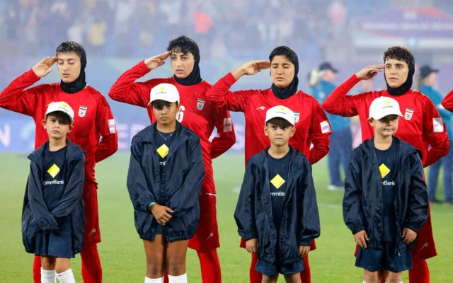 Les joueuses iraniennes saluant pendant l'hymne national avant le match de football de la Coupe d'Asie féminine de l'AFC Australie 2026 entre l'Iran et les Philippines, à Gold Coast, le 8 mars 2026. (Crédit : AFP)