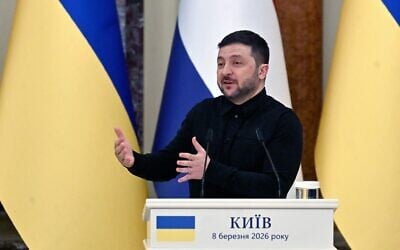 Le président ukrainien Volodymyr Zelensky s'exprimant lors d'une conférence de presse au palais Mariinskyi, à Kiev, le 8 mars 2026. (Crédit : Sergei Supinsky/AFP) Le président ukrainien Volodymyr Zelensky s'exprimant lors d'une conférence de presse au palais Mariinskyi, à Kiev, le 8 mars 2026. (Crédit : Sergei Supinsky/AFP)