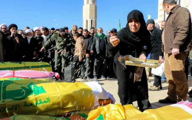 Des personnes aux funérailles de terroristes du Hezbollah éliminés lors d'une opération israélienne dans le village de Nabi Chit, dans l'est de la vallée de la Bekaa, le 8 mars 2026. (Crédit : Nidal SOLH / AFP)