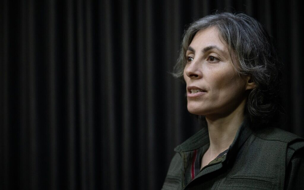 Rôken Nereda, 39 ans, combattante kurde membre de la faction armée kurde iranienne Parti pour une vie libre au Kurdistan (PJAK) et de sa branche féminine, s'exprime lors d'une interview près de la frontière irako-iranienne, dans la région autonome du Kurdistan irakien, le 8 mars 2026. (Crédit : Photo AFP)