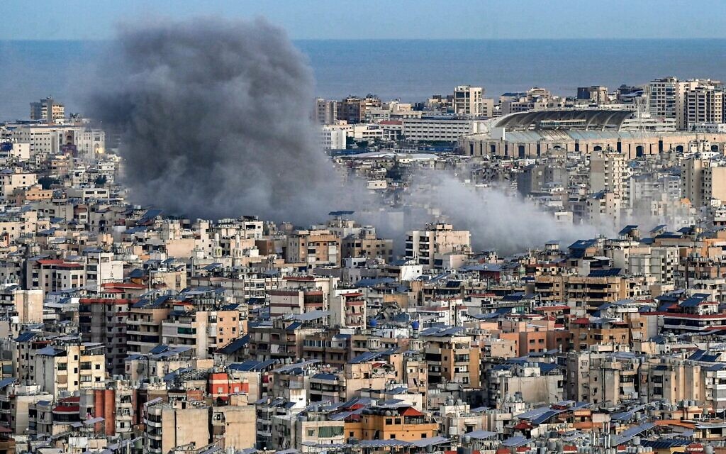 Des panaches de fumée s'élevant du site d'une frappe aérienne israélienne, dans la banlieue sud de Beyrouth, le 9 mars 2026. (Crédit : Fadel Itani/AFP)