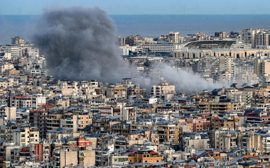Des panaches de fumée s'élèvent du site d'une frappe aérienne israélienne dans la banlieue sud de Beyrouth, le 9 mars 2026. (Crédit : Fadel Itani / AFP)