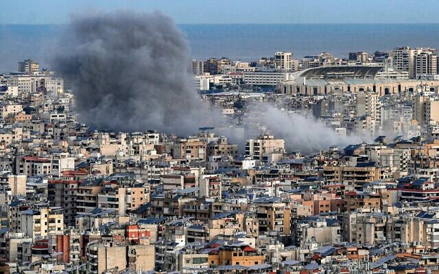 Des panaches de fumée s'élevant du site d'une frappe aérienne israélienne, dans la banlieue sud de Beyrouth, le 9 mars 2026. (Crédit : Fadel Itani/AFP)