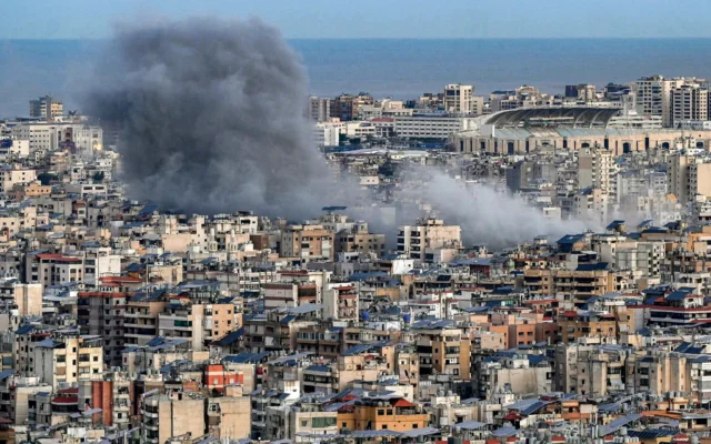 Des panaches de fumée s'élèvent du site d'une frappe aérienne israélienne dans la banlieue sud de Beyrouth, le 9 mars 2026. (Crédit : Fadel Itani / AFP)