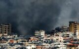 Un nuage de fumée s'élevant du site d'une frappe aérienne israélienne dans la banlieue sud de Beyrouth, le 9 mars 2026. (Crédit : Ibrahim Amro/AFP)