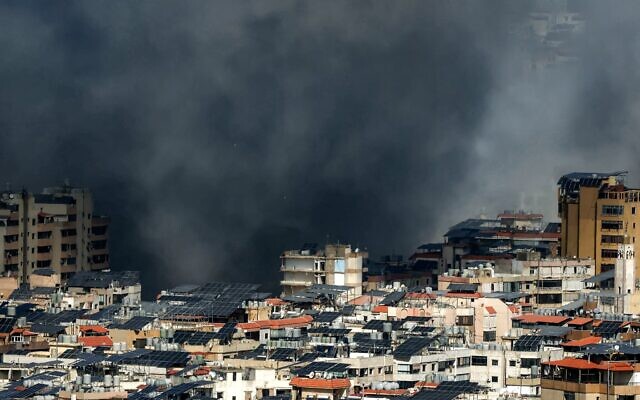 Un nuage de fumée s'élevant du site d'une frappe aérienne israélienne dans la banlieue sud de Beyrouth, le 9 mars 2026. (Crédit : Ibrahim Amro/AFP)