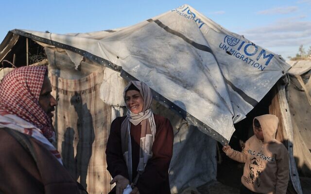 Une Palestinienne déplacée à l'intérieur de son propre pays réagit dans un camp après une frappe israélienne nocturne à Nuseirat, dans le centre de la bande de Gaza, le 9 mars 2026. (Crédit : Eyad Baba / AFP)