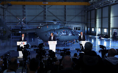 Le président français Emmanuel Macron (à gauche), le président chypriote Nikos Christodoulides (au centre) et le Premier ministre grec Kyriakos Mitsotakis (à droite) tenant une conférence de presse conjointe à la base militaire de Paphos, à Chypre, le 9 mars 2026. (Crédit : Gonzalo Fuentes/POOL/AFP)