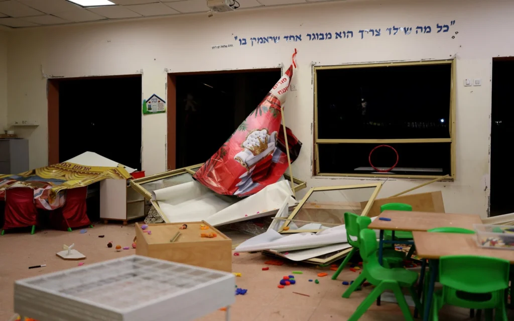 Dégâts causés à une salle de classe à la suite d’une frappe qui a touché une école maternelle dans la ville de Ramle, dans le centre du pays, le 9 mars 2026 (Crédit : Ilia YEFIMOVICH/AFP)