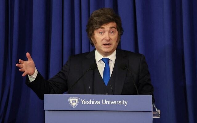Le président argentin Javier Milei s'entretient avec le président de l'université Yeshiva, le rabbin Ari Berman, dans le cadre de la série "Great Conversations" organisée par l'université lors d'une discussion de la "Semaine de l'Argentine" axée sur le leadership économique mondial et exprimant son soutien à l'État d'Israël, à New York, le 9 mars 2026. (Crédit : ANGELA WEISS / AFP) Le président argentin Javier Milei s'entretient avec le président de l'université Yeshiva, le rabbin Ari Berman, dans le cadre de la série "Great Conversations" organisée par l'université lors d'une discussion de la "Semaine de l'Argentine" axée sur le leadership économique mondial et exprimant son soutien à l'État d'Israël, à New York, le 9 mars 2026. (Crédit : ANGELA WEISS / AFP)